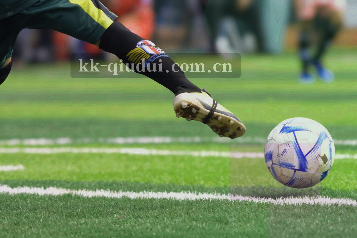 桌面上摊开的赛季资料册、铅笔与打印出来的签表示意稿，画面中无清晰可辨的人物面部